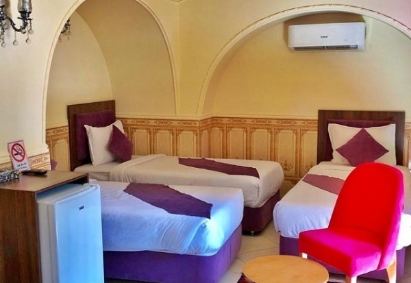 اتاق سه تخته اقامتگاه سنتی پنج دری شیراز
